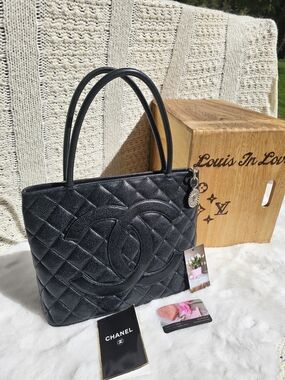 Chanel Black Quilted Leather Tote Bag - Classic CC Logo